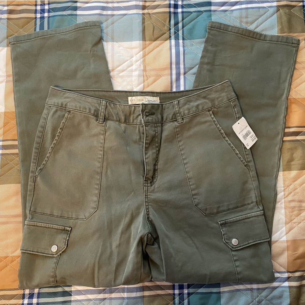 Green cargo pants